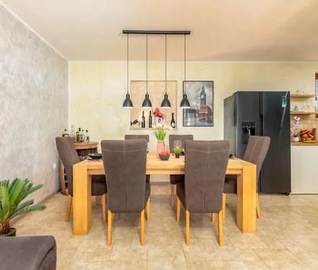 Villa Tramontana Near Pula For 6 Persons With 30m2 Private Pool
